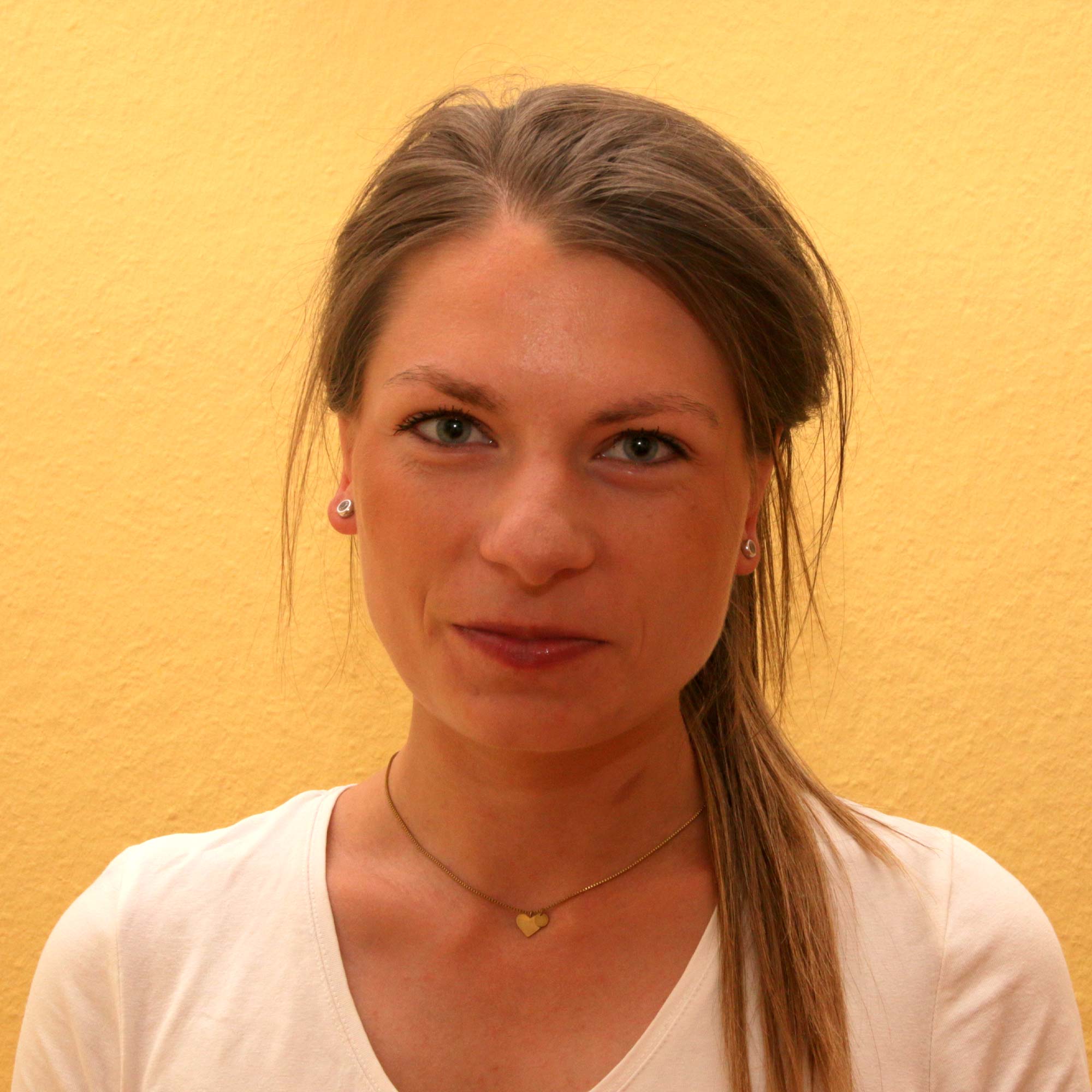 Frau Lisa Petersmann